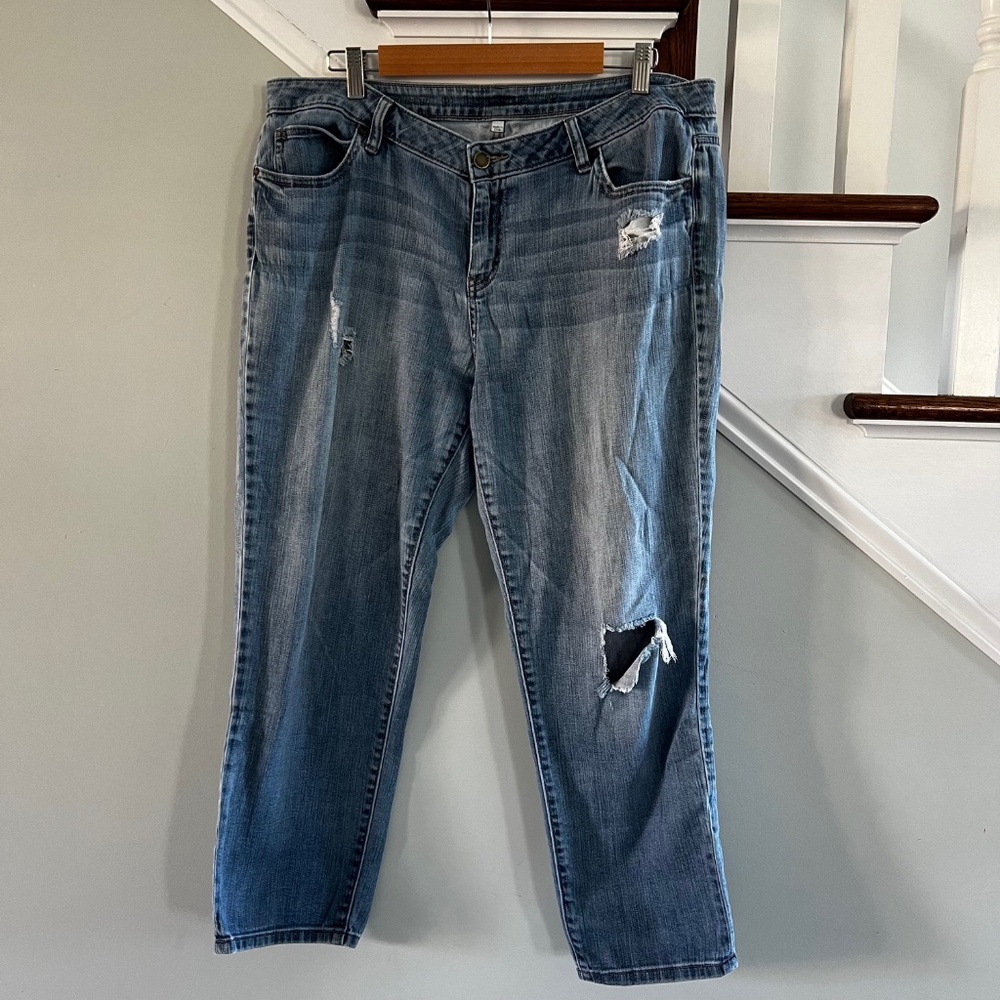Jennifer Lopez | Distressed Cropped Capri Jeans Size 12. Med/Lightwash
